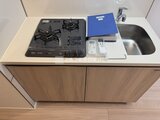 クラリティア上野稲荷町 ガスコンロと シンクが備わったコンパクトキッチン
