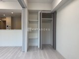 クラリティア上野稲荷町 開放的なリビングダイニングと充実した収納スペースの様子