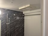 クラリティア上野稲荷町 黒い大理石調パネルが洗練された浴室空間
