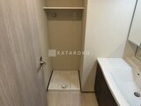 クラリティア上野稲荷町 洗濯機置き場と洗面台が隣接した実用的な洗面脱衣室