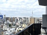 クラリティア上野稲荷町 バルコニーから見た都市景観とスカイツリー
