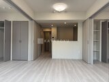 クラリティア上野稲荷町 開放的なリビングダイニングから複数の居室へ繋がる廊下の様子