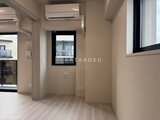 クラリティア上野稲荷町 明るい色調の壁と床で統一された開放的なエントランスホール