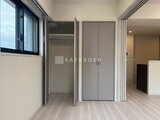 クラリティア上野稲荷町 収納スペースと大型クローゼットを備えた居室の様子