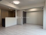クラリティア上野稲荷町 キッチンカウンター付きの広々としたリビングダイニング空間