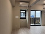 クラリティア上野稲荷町 大きな窓から採光を取り込むモダンなリビングダイニング空間