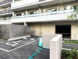 パークアクシス住吉ガーデンスクエア 駐車スペースと機械式駐車場を備えたモダンな共有部の様子