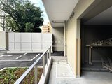 パークアクシス住吉ガーデンスクエア 開放的なテラス空間から見た建物エントランスと駐車場の様子