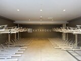 パークアクシス住吉ガーデンスクエア 駐車場の整然と並ぶ駐車スペースと天井照明の様子