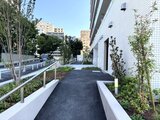 パークアクシス住吉ガーデンスクエア 建物脇の開放的なアプローチから前面道路を見た景観