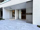 パークアクシス住吉ガーデンスクエア モダンな開放感のあるエントランス、タイル調の玄関アプローチ