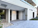 パークアクシス住吉ガーデンスクエア 白基調のモダンな外観とゆとりのあるエントランスポーチ