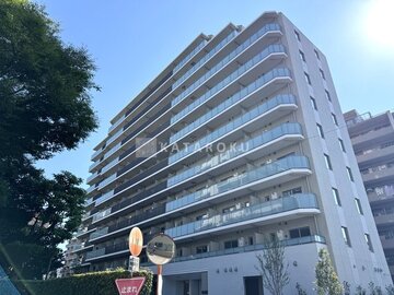 パークアクシス住吉ガーデンスクエア 青空を背景に、曲線バルコニーが特徴的なマンション外観