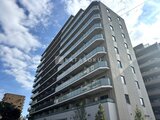 パークアクシス住吉ガーデンスクエア 青空を背景に撮影した、バルコニー付きのモダンな集合住宅の外観