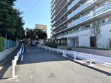 パークアクシス住吉ガーデンスクエア 敷地入口から建物正面方向を見た開放的なアプローチ