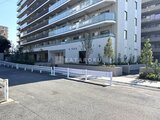 パークアクシス住吉ガーデンスクエア 白色の門柱と植栽に囲まれた開放的なエントランスアプローチ