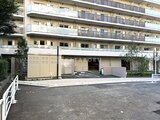 パークアクシス住吉ガーデンスクエア 駐車場から見たベージュ系の落ち着いた外観の建物全景
