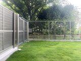 パークアクシス住吉ガーデンスクエア 緑の庭園に面したモダンなフェンスと門扉の外構の様子