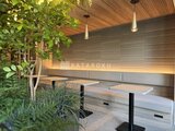 パークアクシス住吉ガーデンスクエア 観葉植物と間接照明で落ち着きのあるコミュニティラウンジ