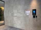 パークアクシス住吉ガーデンスクエア グレーの大判タイルを使用した落ち着いた印象のエントランスホー