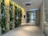 パークアクシス住吉ガーデンスクエア 壁面緑化が施されたモダンなエントランスホール