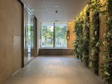 パークアクシス住吉ガーデンスクエア 緑壁が映える明るいエントランスホールから外の景色を望む空間