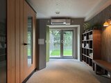 パークアクシス住吉ガーデンスクエア 落ち着いた色合いの共用廊下から庭園を見渡す様子