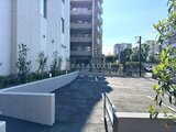 パークアクシス住吉ガーデンスクエア 駐車スペースと植栽のある開放的な共用部
