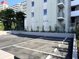 パークアクシス住吉ガーデンスクエア 緑化帯と駐車スペースが配置された開放的な共用庭園