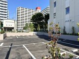 パークアクシス住吉ガーデンスクエア 緑の植栽が配置された開放的なコモンスペース