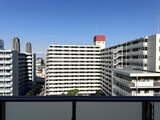 パークアクシス住吉ガーデンスクエア 高層マンションに囲まれた開放的な眺望の様子