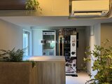パークアクシス住吉ガーデンスクエア 共用ロビーに設置された飲料自動販売機と観葉植物のある空間