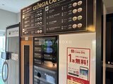 パークアクシス住吉ガーデンスクエア 共用部のカフェコーナーに設置されたメニューボードと自動販売機