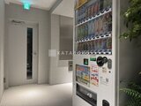 パークアクシス住吉ガーデンスクエア 共用部のエレベーターホール、自動販売機とトイレが設置された落