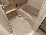 パークアクシス住吉ガーデンスクエア 木目調パネル付きの清潔感あるバスルーム