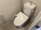 パークアクシス住吉ガーデンスクエア 温水洗浄便座付きトイレと手洗いタンクが設置されたコンパクトな
