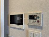 パークアクシス住吉ガーデンスクエア モニター付きインターホンと給湯器リモコンが設置された壁面