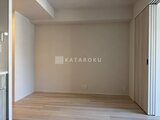 パークアクシス住吉ガーデンスクエア ナチュラルな床材と落ち着いた壁色の居室空間