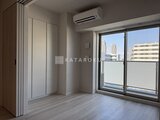 パークアクシス住吉ガーデンスクエア 明るい日差しが入る洋室と大きな窓からの都市風景