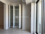 パークアクシス住吉ガーデンスクエア 大容量の洗練されたクローゼットと明るい洋室空間