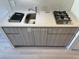 パークアクシス住吉ガーデンスクエア IHコンロと2口ガスコンロを備えたコンパクトなキッチン
