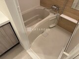 パークアクシス住吉ガーデンスクエア 木目調パネルが落ち着いた印象の浴室とシャワーブース