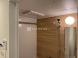 パークアクシス住吉ガーデンスクエア 木調パネル張りの明るいバスルーム