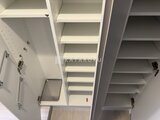 パークアクシス住吉ガーデンスクエア 白を基調とした収納力たっぷりのクローゼット内部