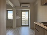 パークアクシス住吉ガーデンスクエア 開放的なリビングダイニングから居室への動線と採光窓を備えた空