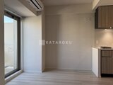 パークアクシス住吉ガーデンスクエア 開放的なバルコニーに面した、明るいリビングダイニング空間