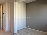 パークアクシス住吉ガーデンスクエア 大容量のクローゼットを備えた落ち着いた色合いの洋室