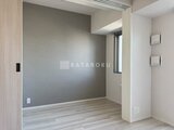 パークアクシス住吉ガーデンスクエア アクセントクロスが落ち着いた印象のワンルーム空間