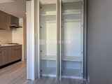 パークアクシス住吉ガーデンスクエア 開放的なクローゼットが並ぶ寝室の様子