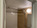 パークアクシス住吉ガーデンスクエア 木目調パネルと白タイルを組み合わせたモダンなバスルーム